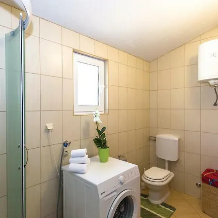 Casa vacanze Three-bedroom Holiday In Desne