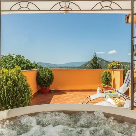 Three-bedroom Holiday In Desne